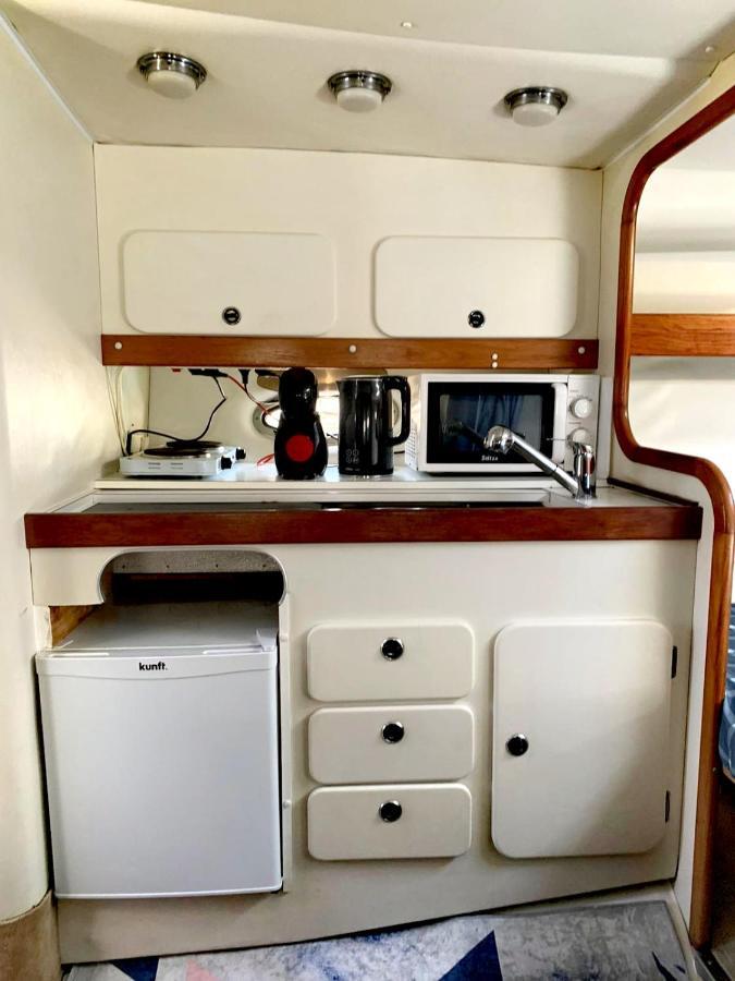 Cozy Private Two Rooms Yacht In Barcelona With Free Parking Sant Adria de Besos Ngoại thất bức ảnh
